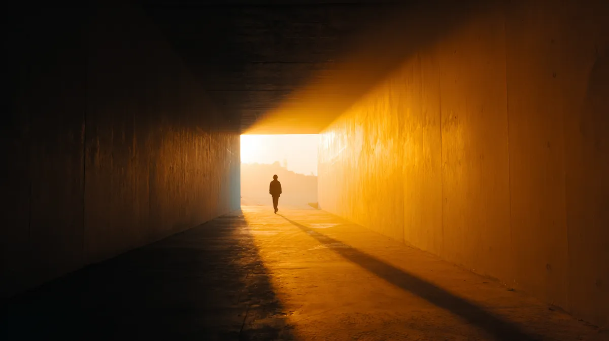 고진감래 사자성어 의미를 상징하는 어둠에서 빛으로 나아가는 길과 터널 끝의 희망적인 풍경