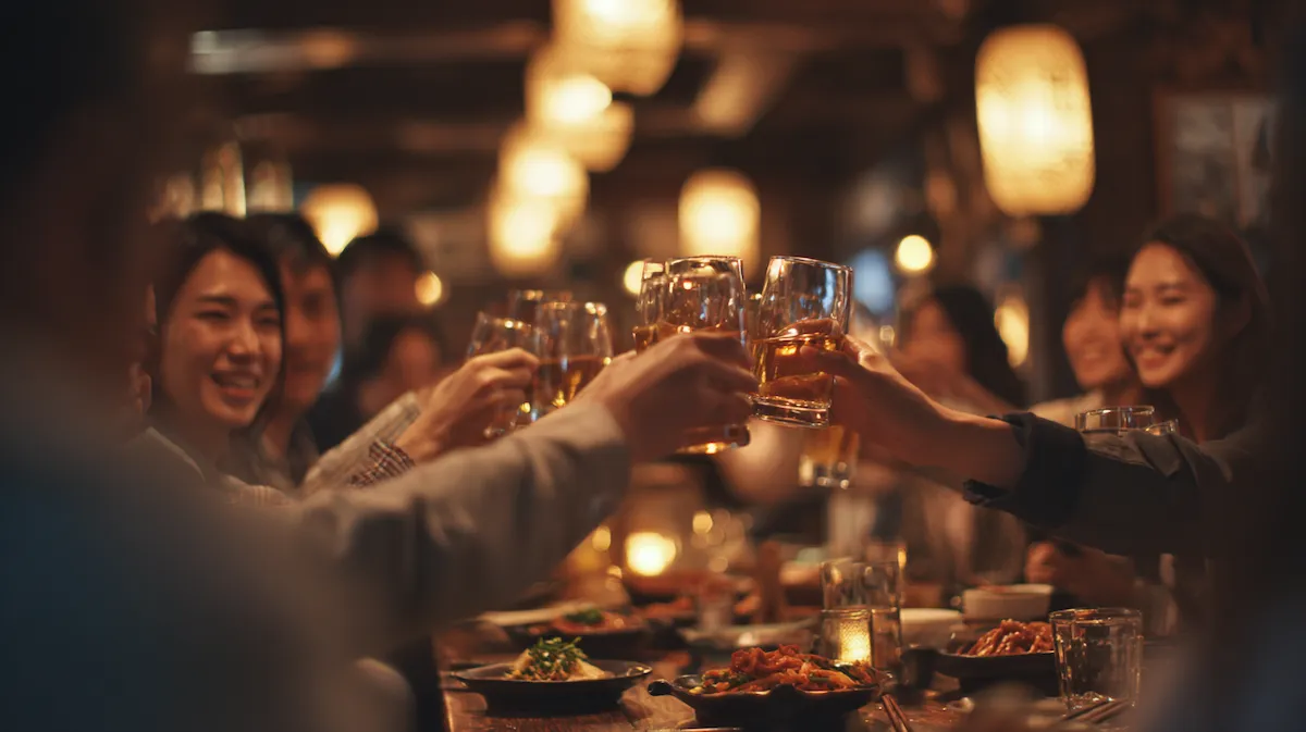 직장 동료들이 회식 자리에서 건배하며 동고동락의 의미를 실천하는 모습